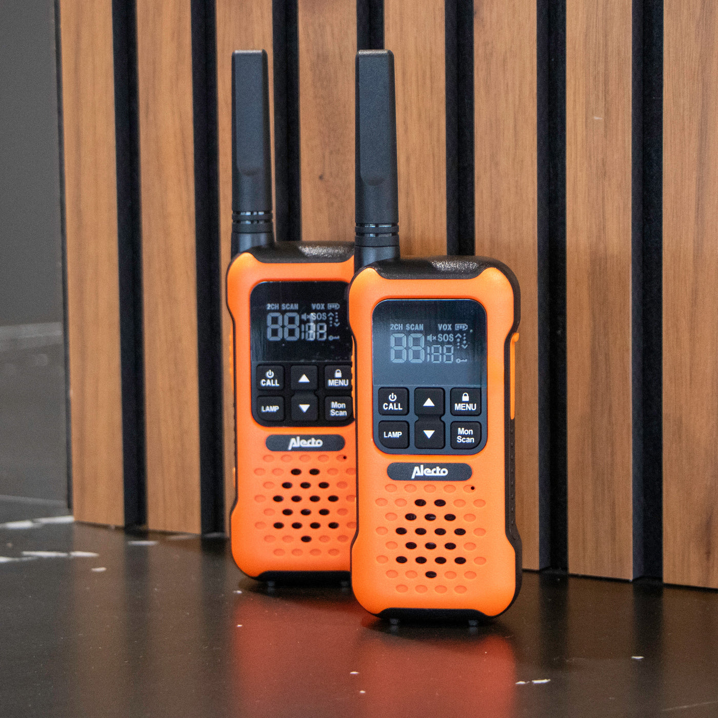Alecto FR300OE - Robustes Funkgerät, Reichweite von bis zu 10 Kilometern, Orange/Schwarz